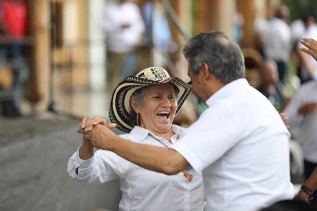 Campesinos celebrando en el acto de entrega.