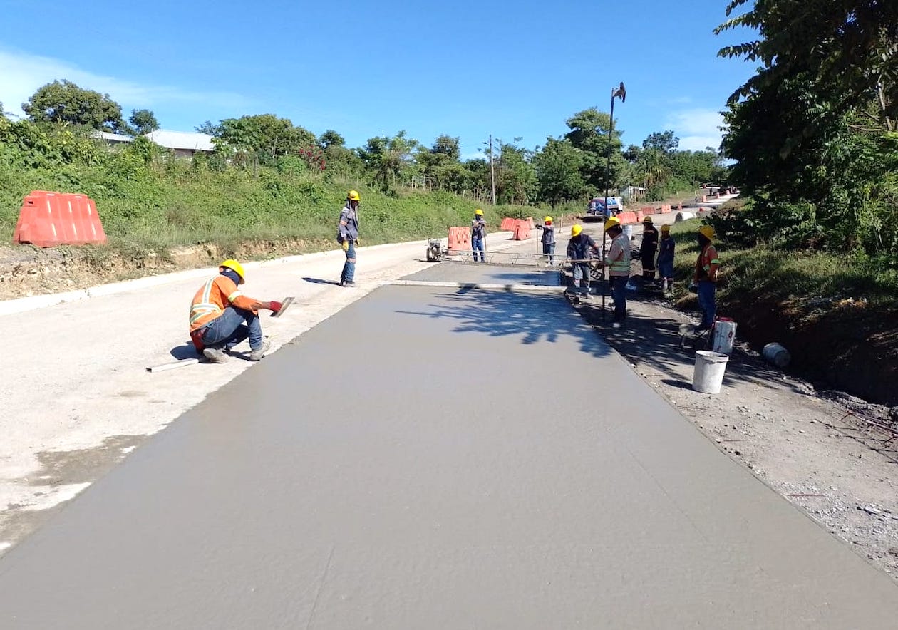 Trabajos de pavimentación en el corredor vial.