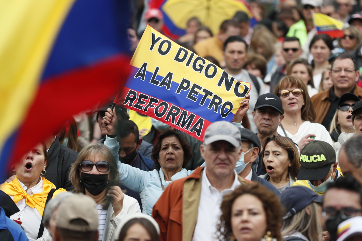 EFE Personas en la protesta contra el Gobierno de Gustavo Petro.