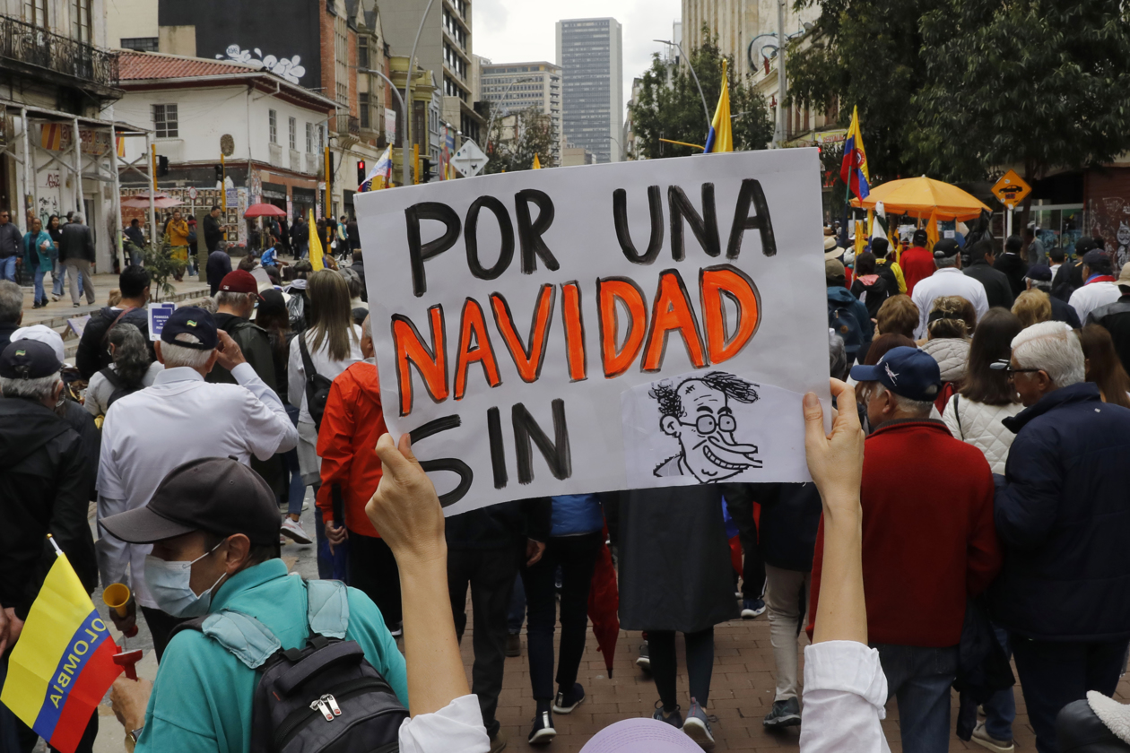 EFE Personas en la protesta contra el Gobierno de Gustavo Petro.