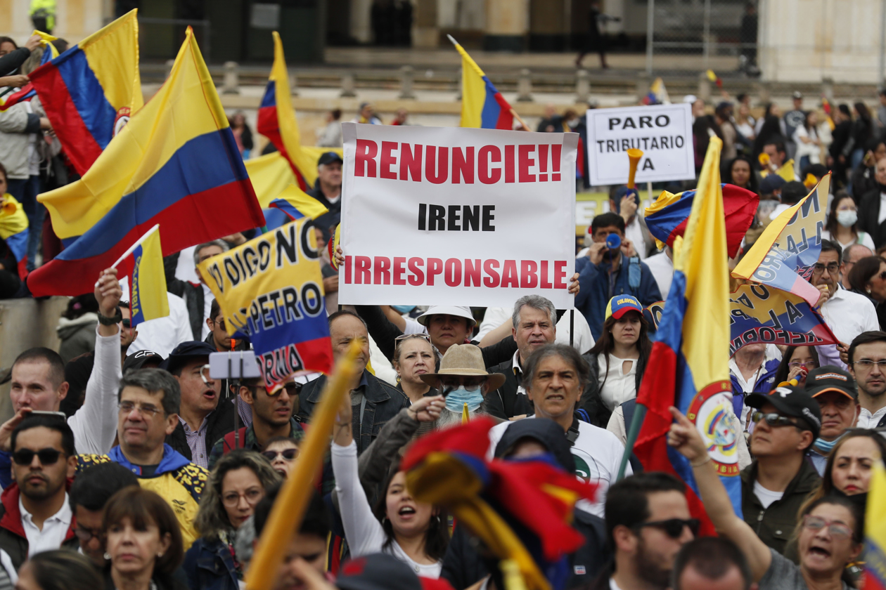EFE Personas en la protesta contra el Gobierno de Gustavo Petro.