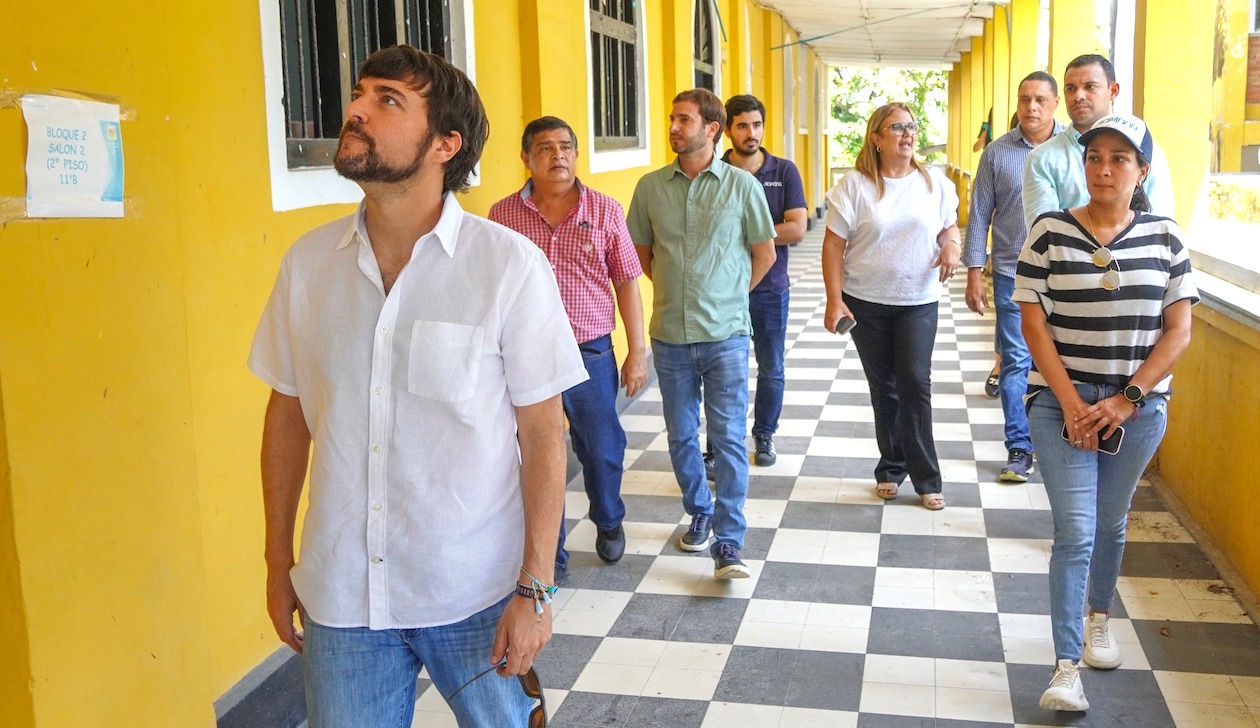 El Alcalde Jaime Pumarejo inspeccionando una de las IED.