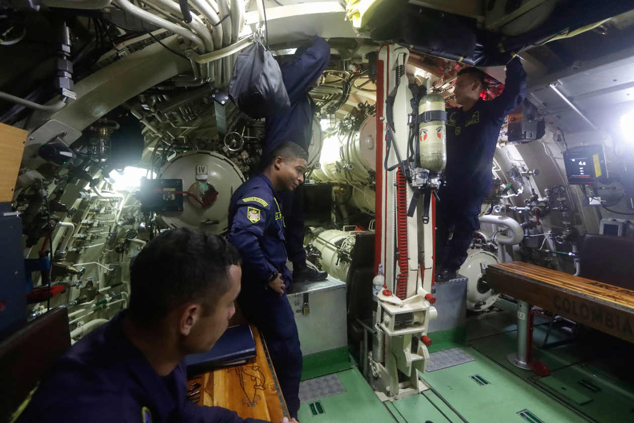 Integrantes de la Armada Nacional en el submarino ARC Pijao durante unos ejercicios de entrenamiento en Cartagena.