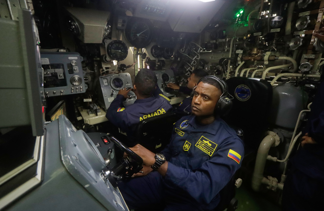 Integrantes de la Armada Nacional en el submarino ARC Pijao durante unos ejercicios de entrenamiento en Cartagena.