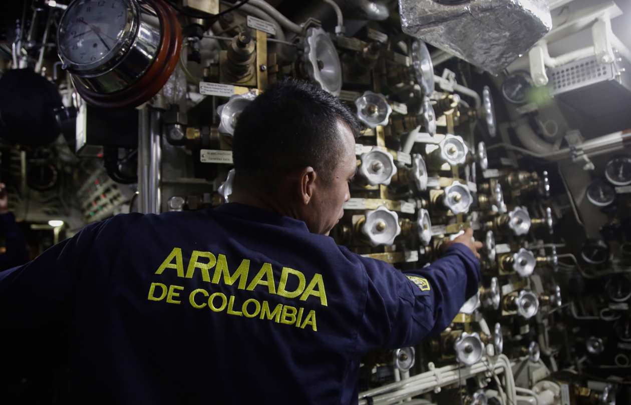 Integrantes de la Armada Nacional en el submarino ARC Pijao durante unos ejercicios de entrenamiento en Cartagena.
