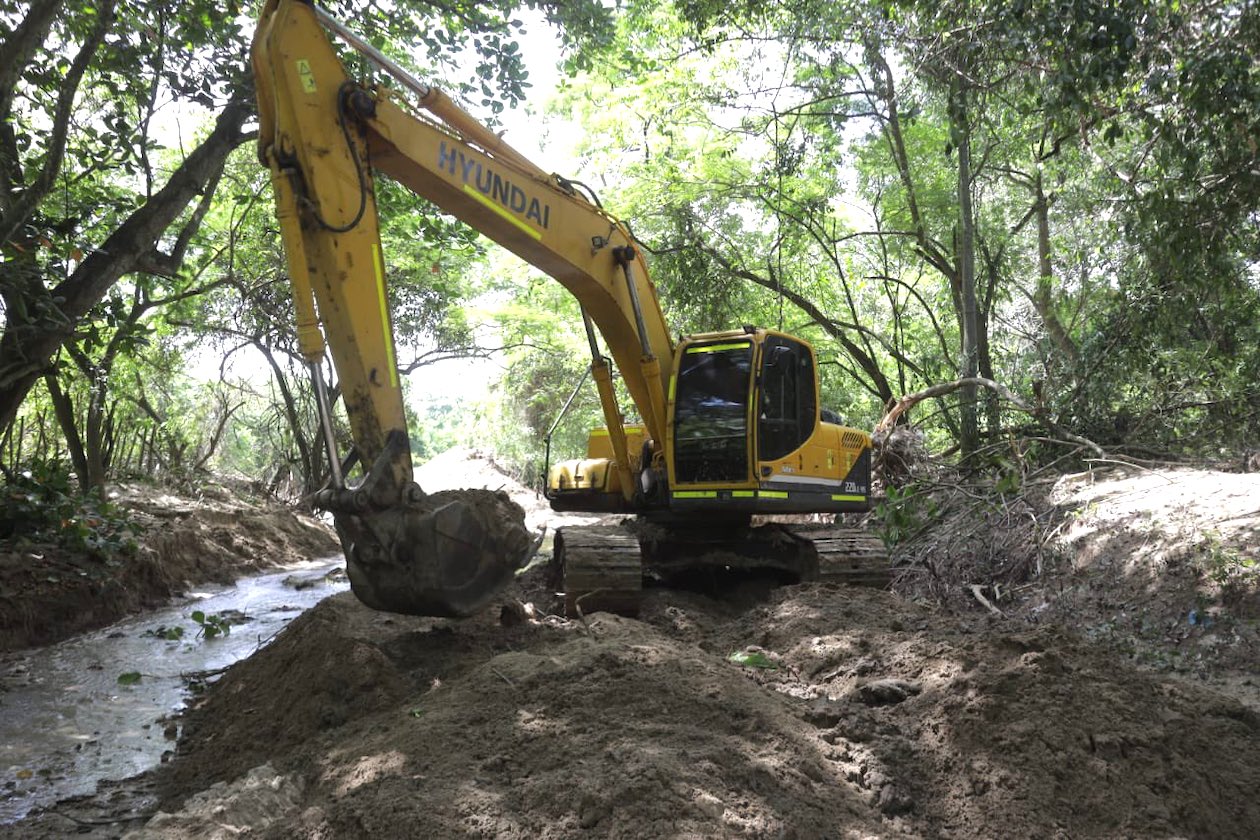 Maquinaria pesada en las obras de mitigación.