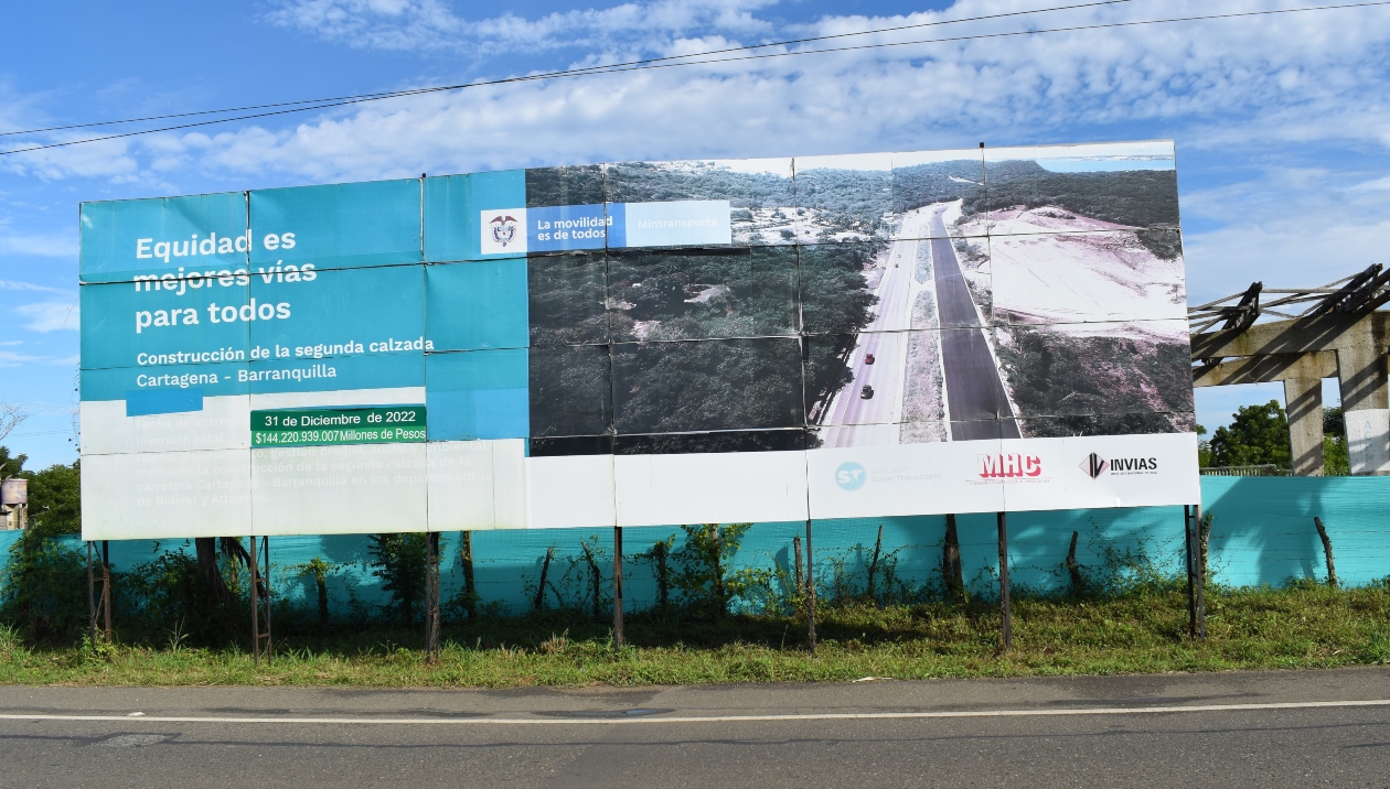 La valla informativa dice que ahora la obra cuesta 44.200 millones.