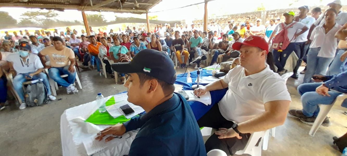 El gobernador de Sucre, Héctor Olimpo Espinosa, en la reunión en Sucre-Sucre.