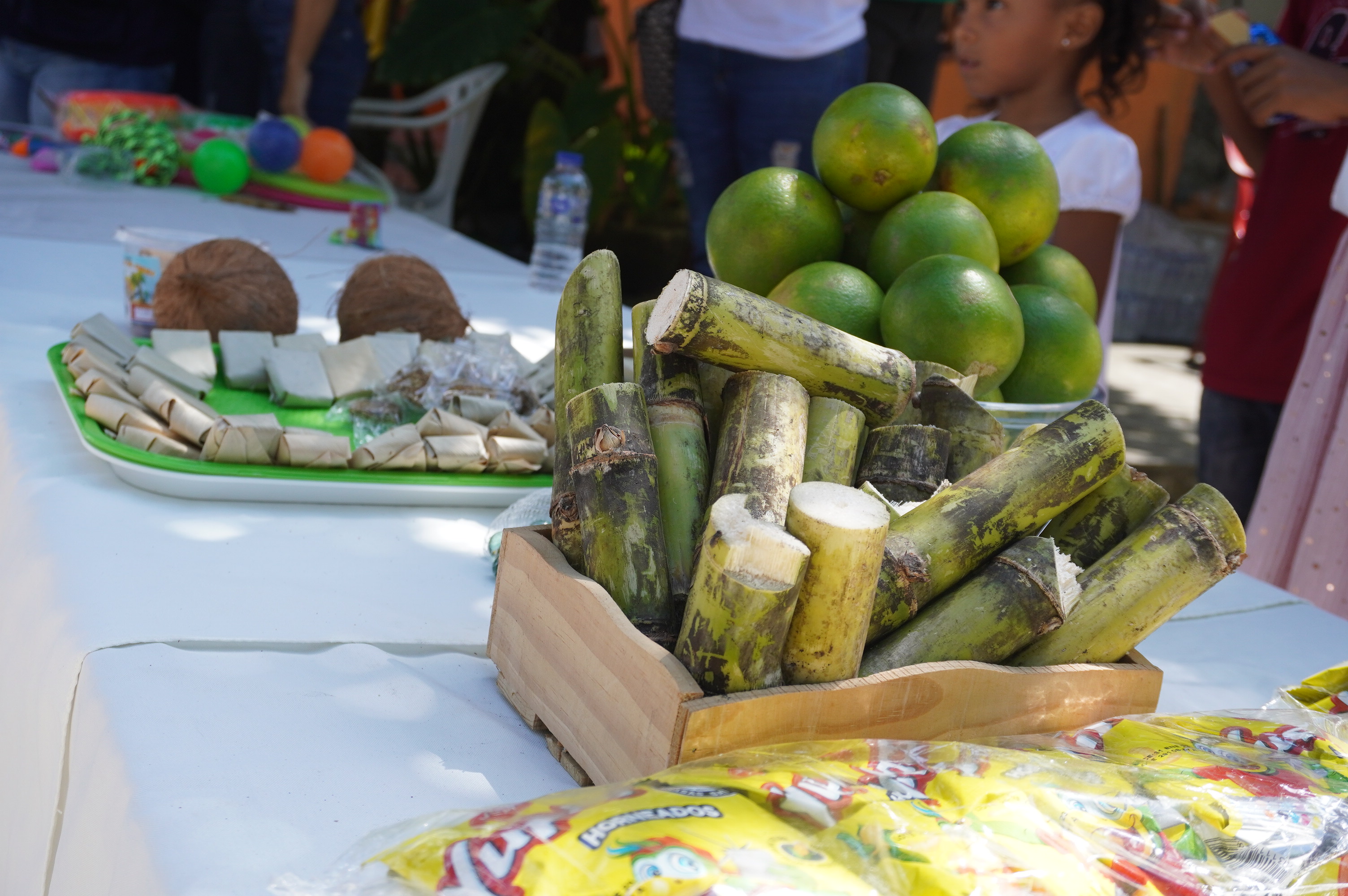 Caña, coco y bollo, entre otros, no faltaron en la mesa tradicional del Día de los Angelitos.