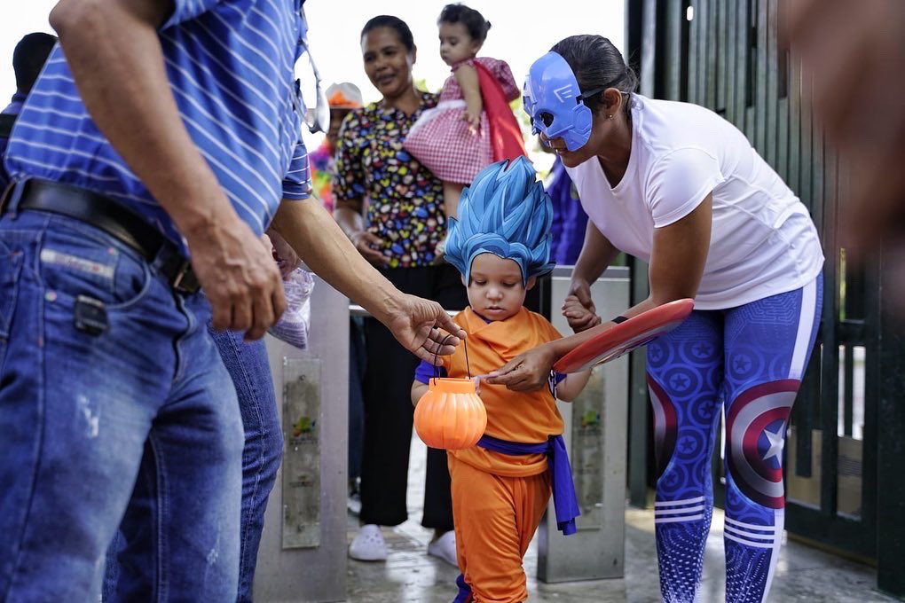 Un niño cartagenero salió disfrazado a pedir dulces.