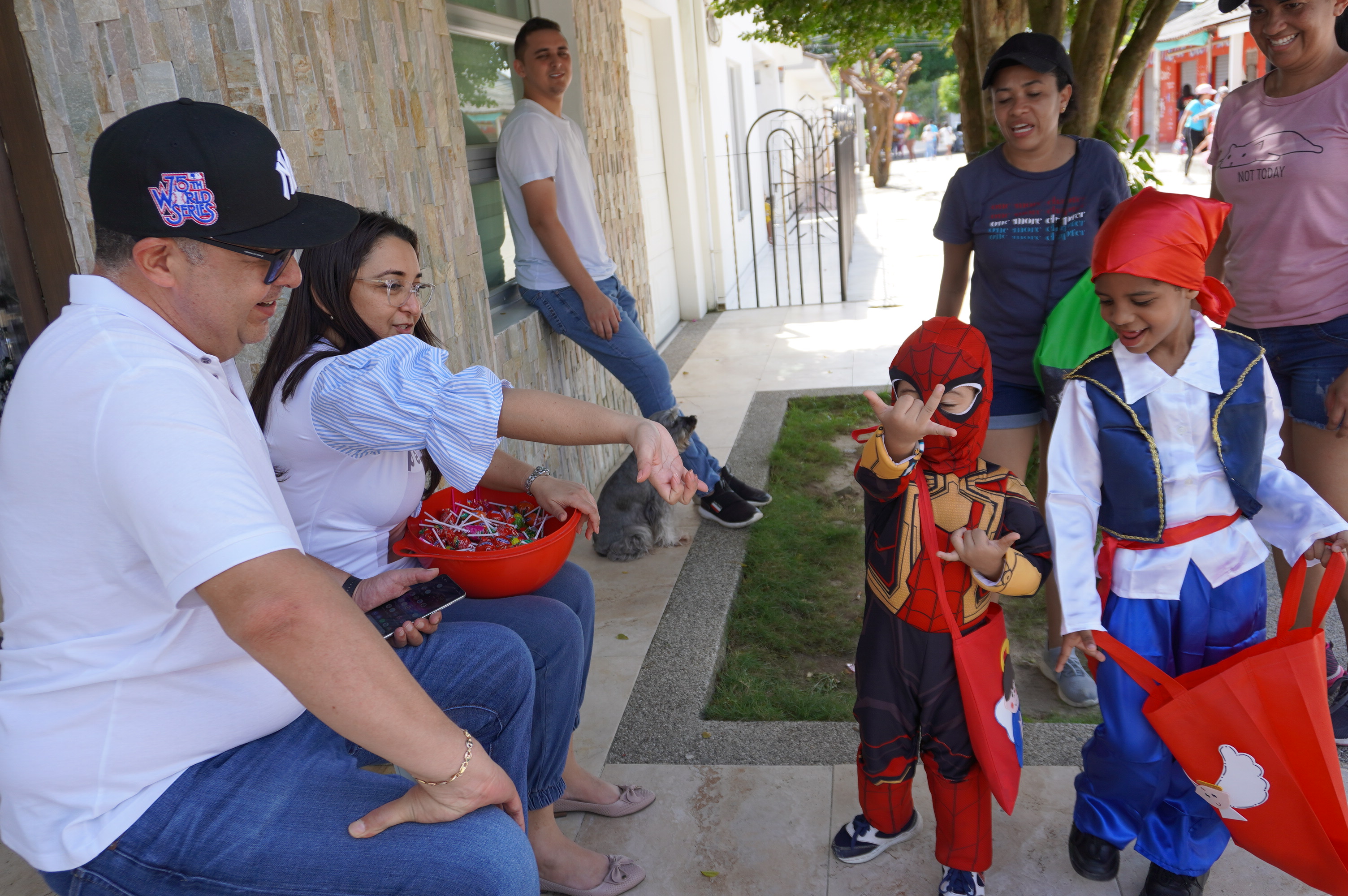 El alcalde de Baranoa, Roberto Celedón, y la gestora social Milena Mafud comparten con niños.