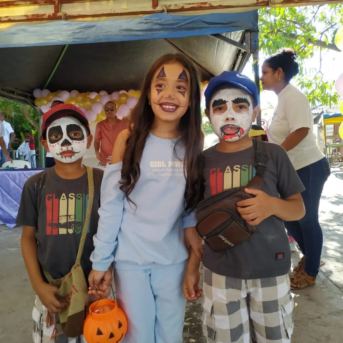 Tres niños asistentes a las dos fiestas que celebró la Alcaldía de Suan.