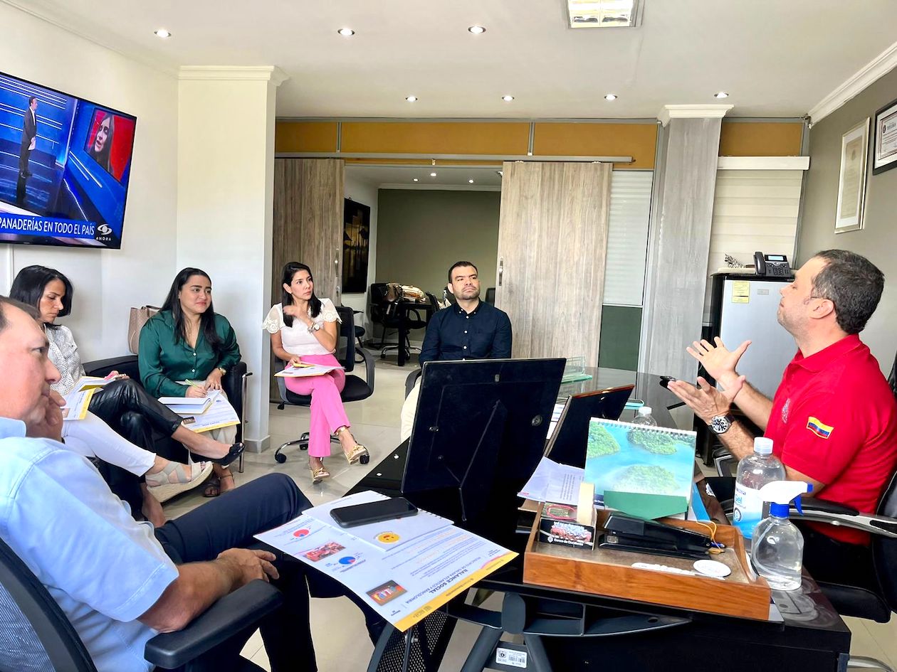 El Alcalde José Fernando Vargas presidiendo el encuentro con directivas del Bancolombia.