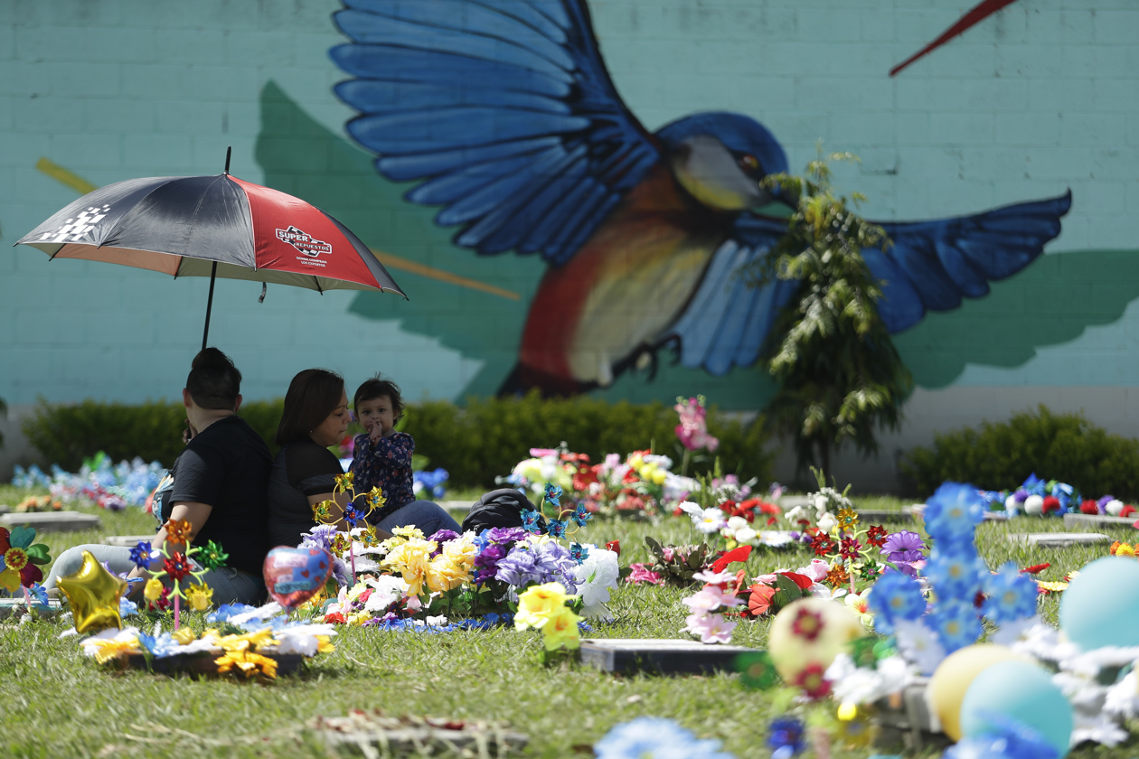 Salvadoreños llegaron a colocar ofrendas florales principalmente a los cementerios General y La Bermeja en el Día de Muertos.