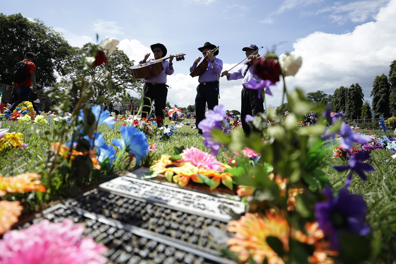 Salvadoreños llegaron a colocar ofrendas florales principalmente a los cementerios General y La Bermeja en el Día de Muertos.