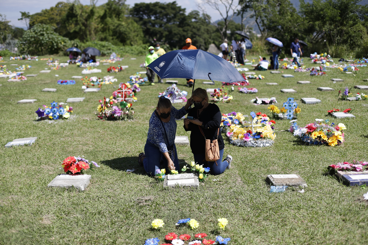 Salvadoreños llegaron a colocar ofrendas florales principalmente a los cementerios General y La Bermeja en el Día de Muertos.