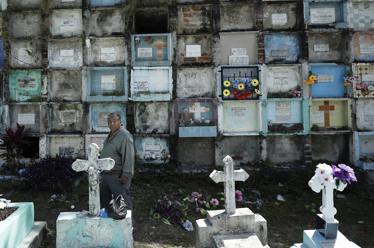 Salvadoreños llegaron a colocar ofrendas florales principalmente a los cementerios General y La Bermeja en el Día de Muertos.