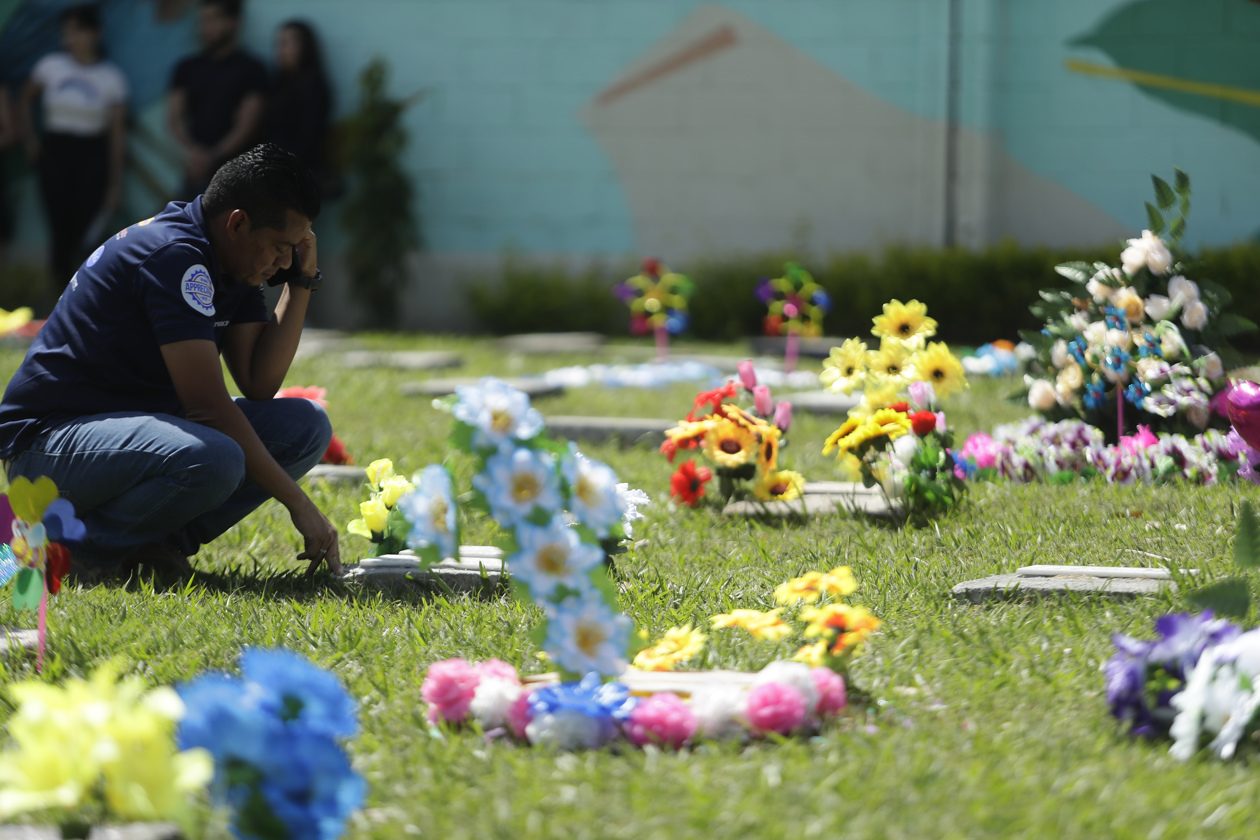 Salvadoreños llegaron a colocar ofrendas florales principalmente a los cementerios General y La Bermeja en el Día de Muertos.