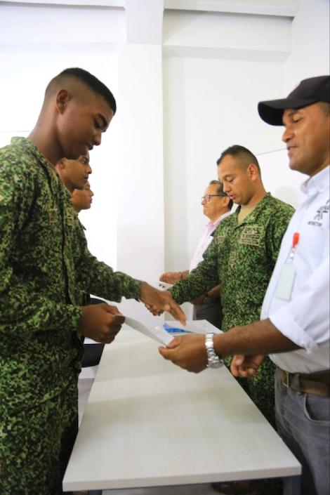 Uno de los Infantes recibiendo el grado.