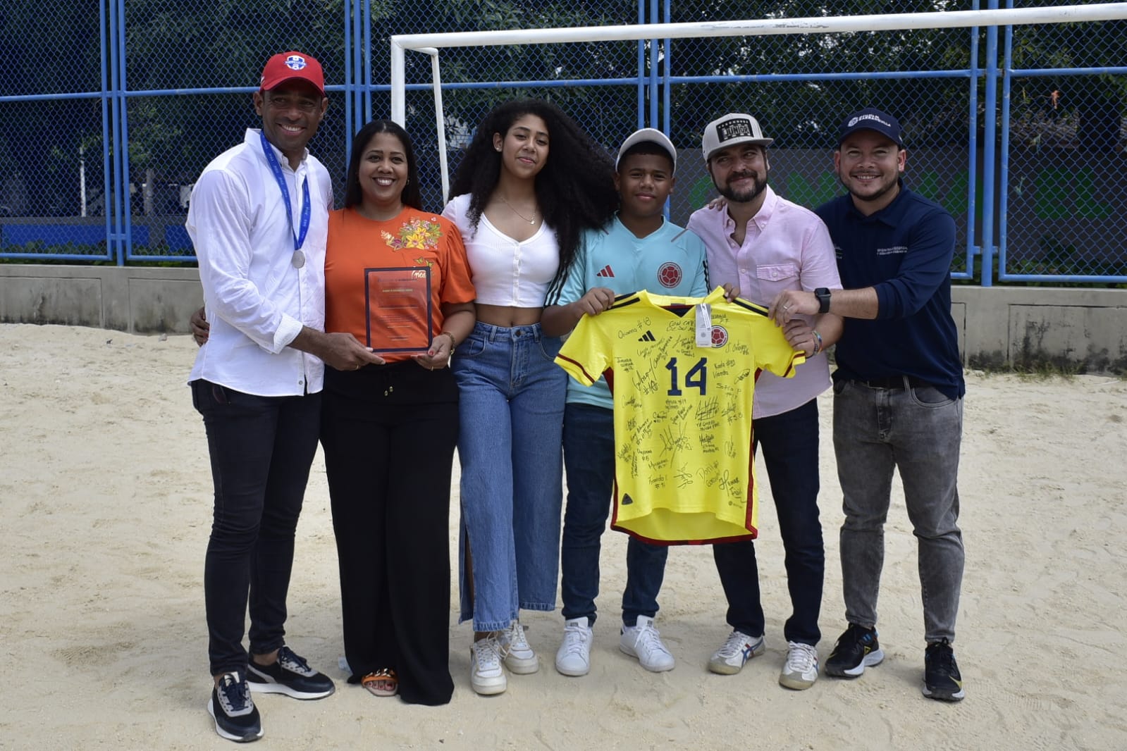 Carlos Pérez con su esposa Erly Meza, su hija Gabriela Pérez Meza, su Hijo Luis Carlos Pérez Meza, el alcalde Jaime Pumarejo y Nelson Patrón.
