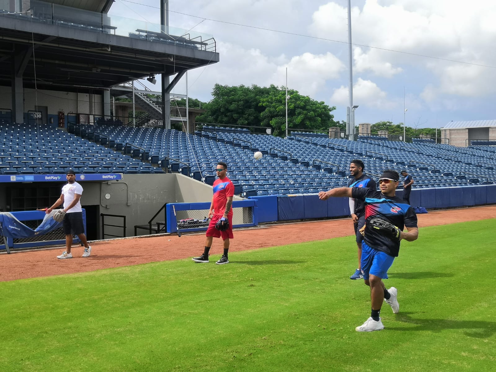 Peloteros de Caimanes durante la práctica.
