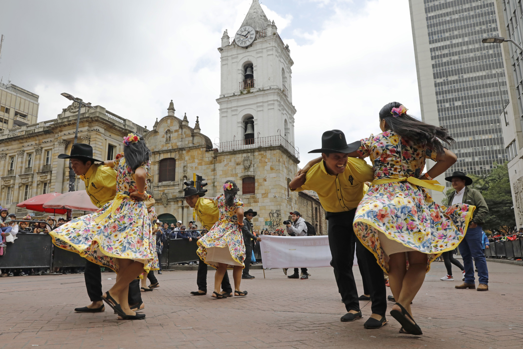 Muestra de integrantes de escuelas de baile.