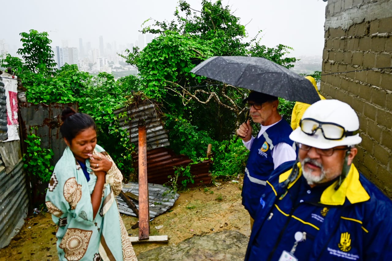 Alcaldía de Cartagena El alcalde William Dau habla con una damnificada del invierno en Cartagena.