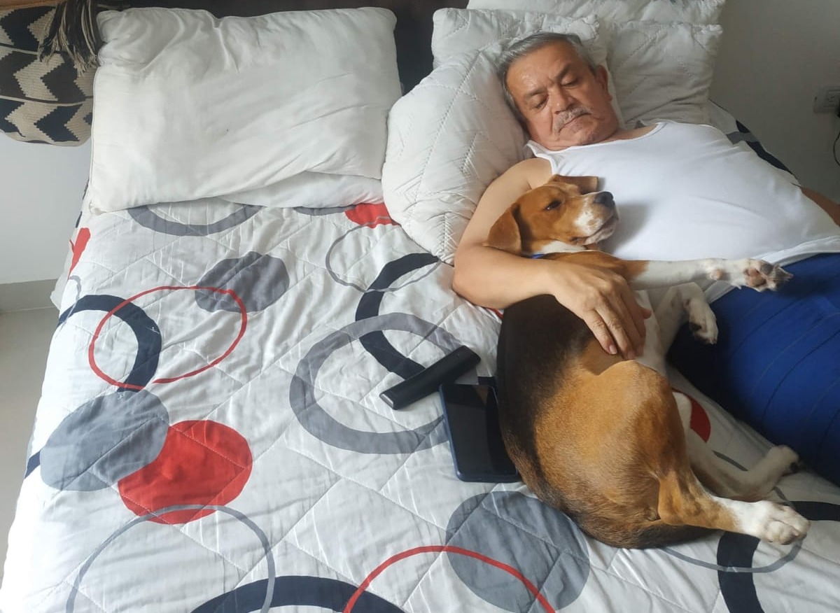 Con 'Milo', su inseparable mascota a quien llamaba "monito".