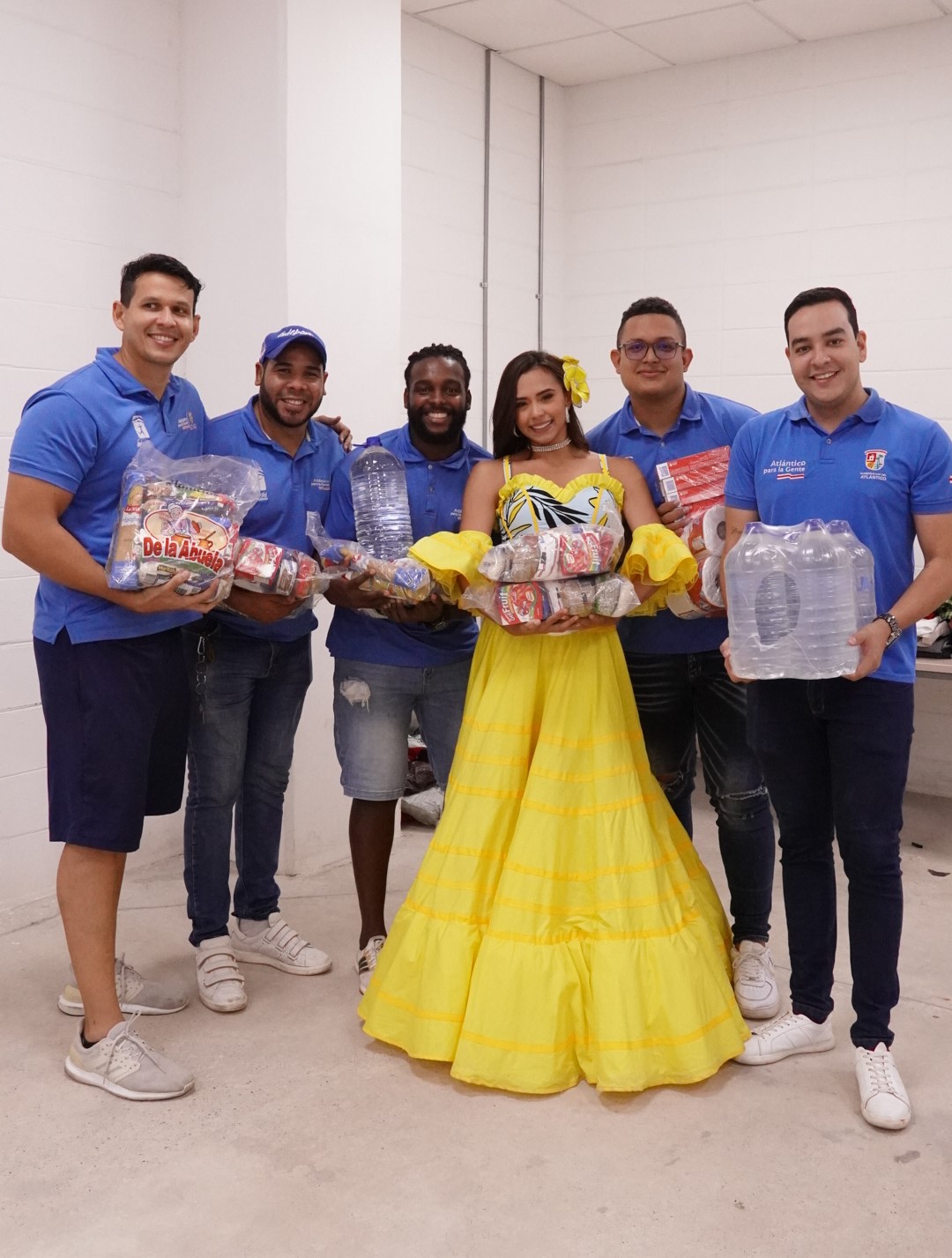 Natalia De Castro en la entrega de ayudas humanitarias para familias damnificadas por ola invernal. 