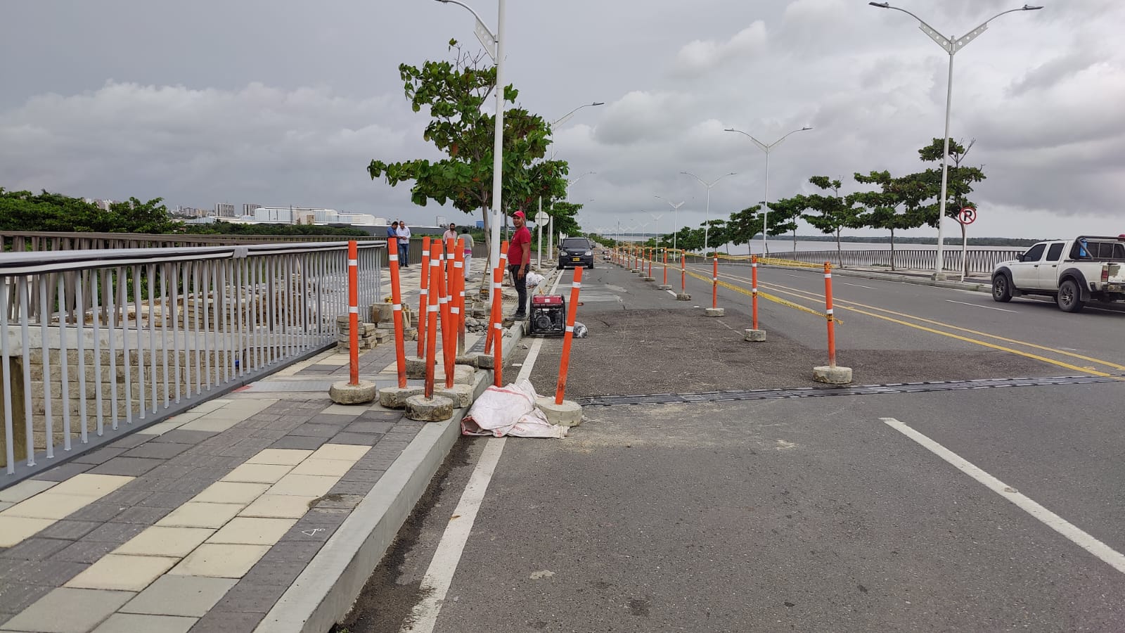 Contratistas del Distrito trabajan en el desnivel que se presentó en la zona peatonal del Gran Malecón