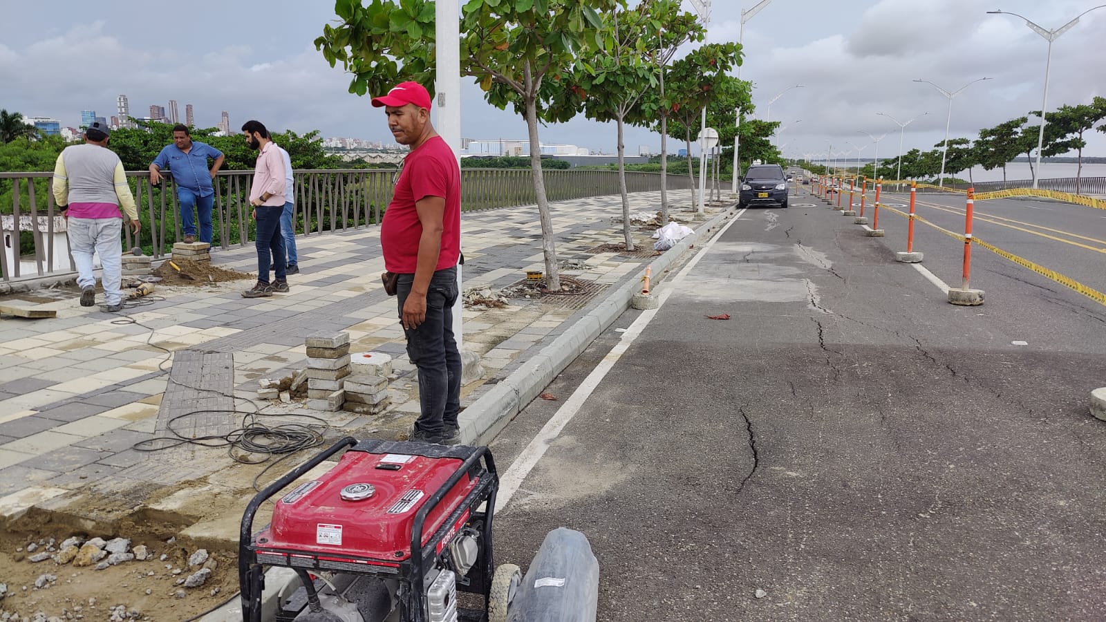 Contratistas del Distrito trabajan en el desnivel que se presentó en la zona peatonal del Gran Malecón