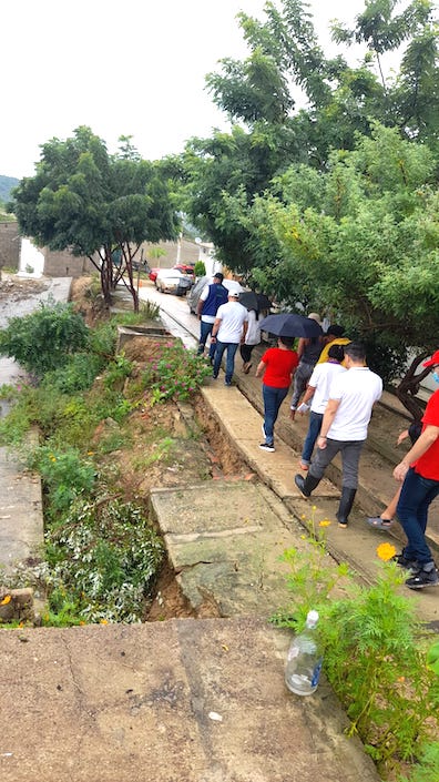 Técnicos de la CRA recorriendo las zonas afectadas.