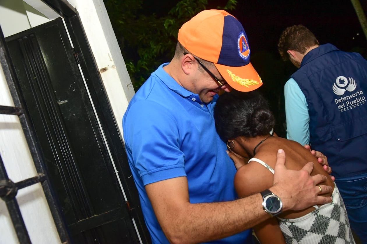 Una mujer damnificada emocionada tras recibir el subsidio.