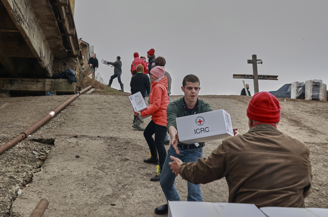 Trabajadores de la Cruz Roja trasladan suministros médicos.