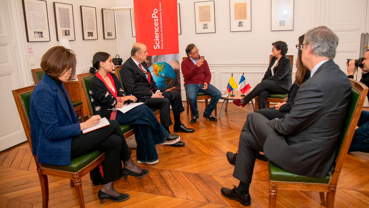 Gustavo Petro reunido en París, Francia. 