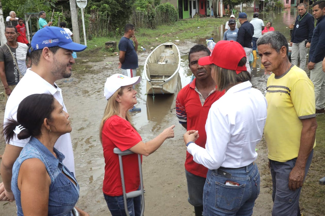 La Gobernadora Elsa Noguera dialogando con los pobladores.