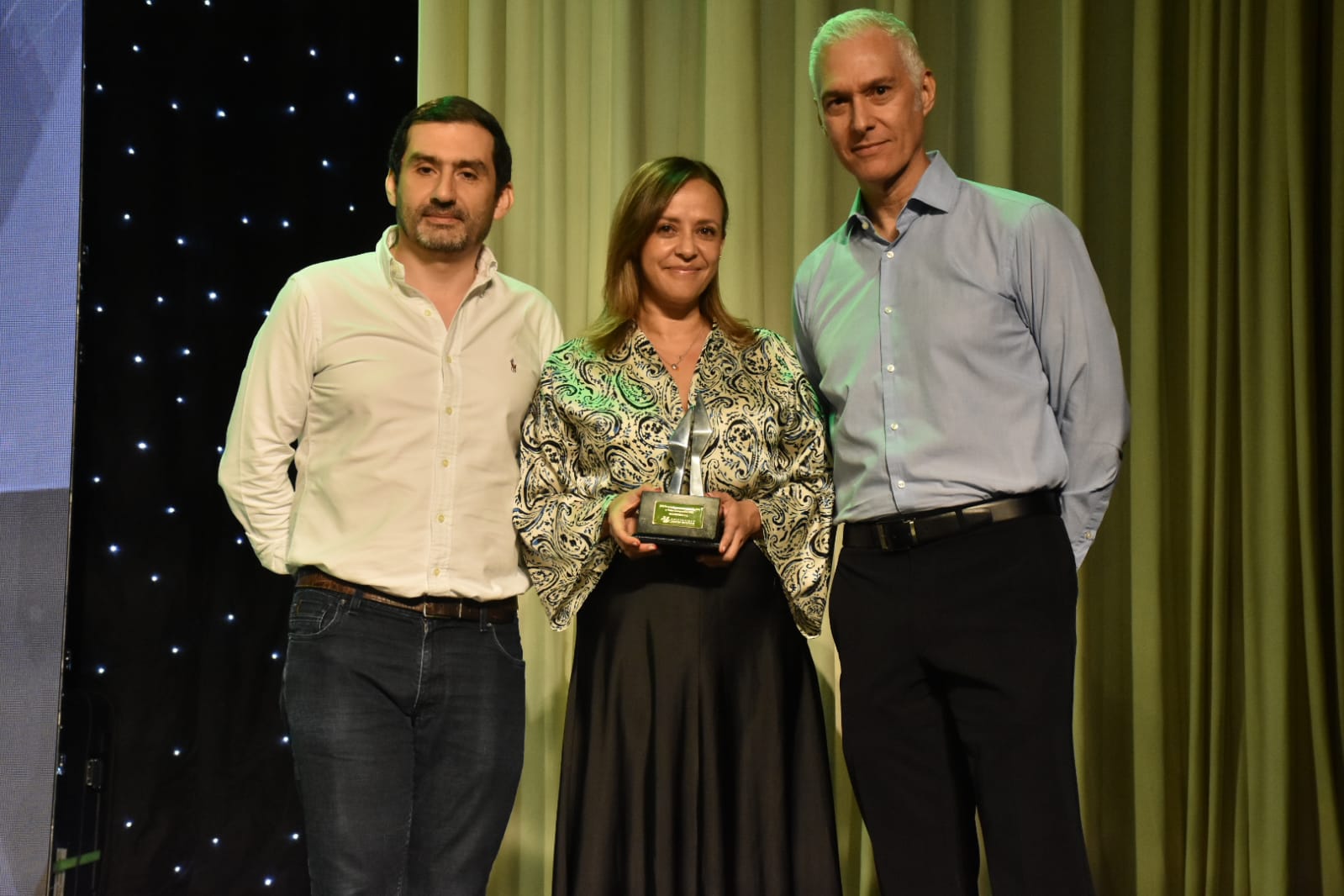 Alberto Vives entrega premio Mérito a Responsabilidad Social y al Valor Compartido a Ecopetrol, representado por la gerente de Prosperidad Social de la empresa, Juanita De La Hoz y Juan Carlos Gómez