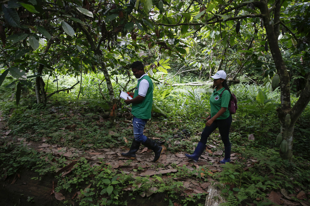 Rosa camina con un alumno durante un recorrido por la selva.