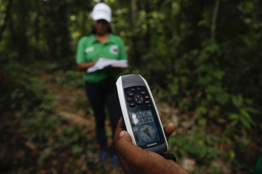 Rosa camina con un alumno durante un recorrido por la selva.