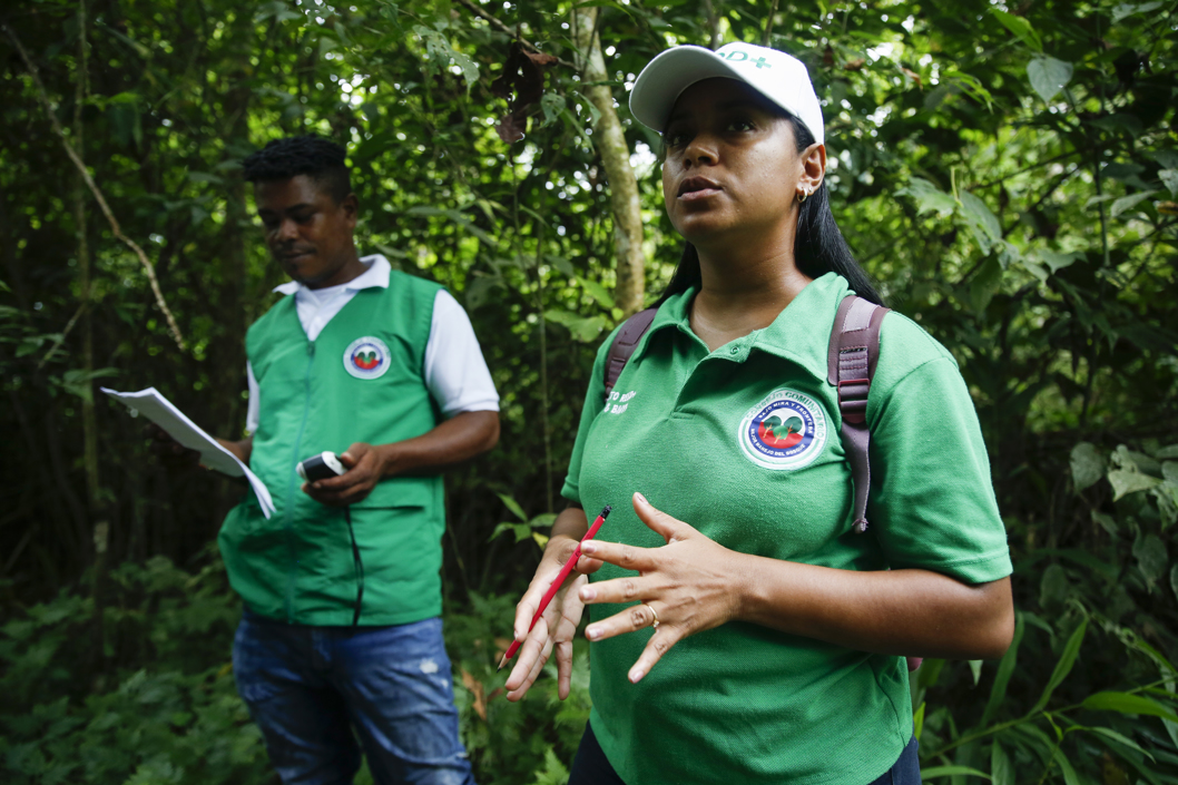 Rosa camina con un alumno durante un recorrido por la selva.