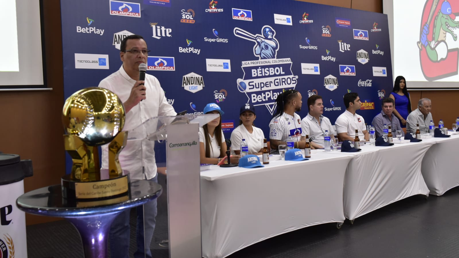Trofeo de campeón de Serie del Caribe.