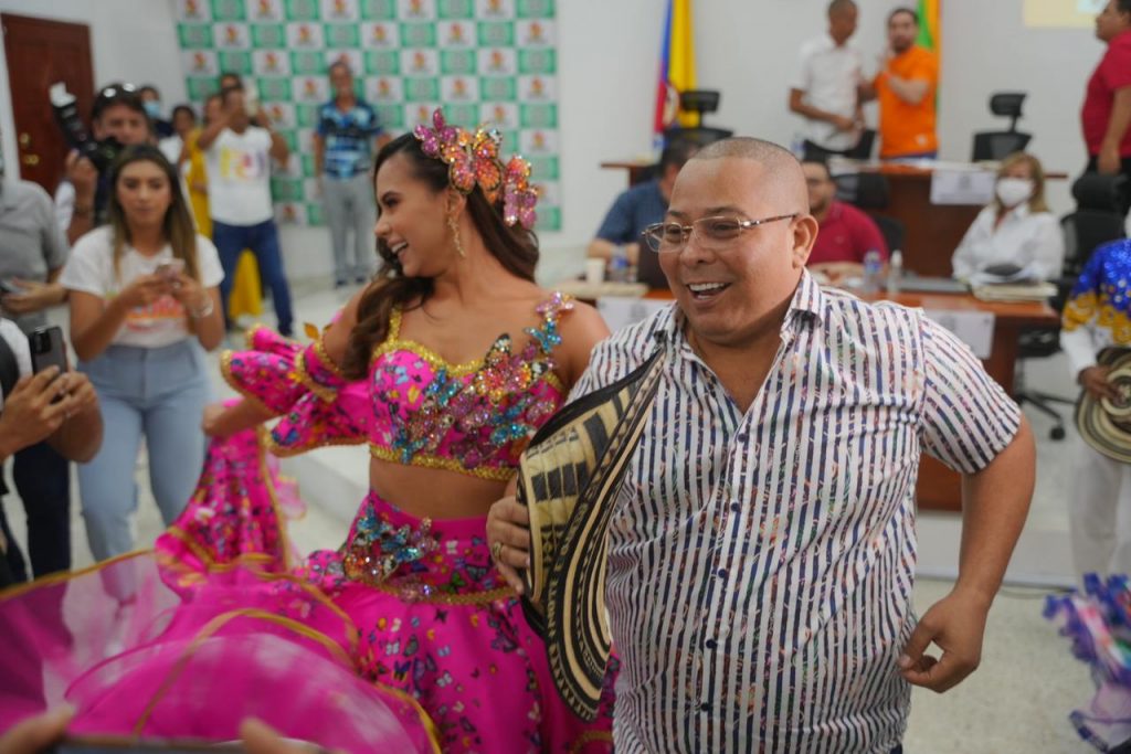 Natalia de Castro y el presidente del Concejo, Juan Carlos Ospino.