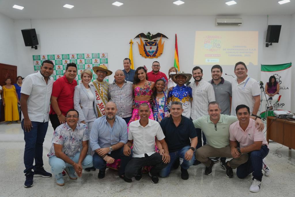 Los concejales de Barranquilla con la comitiva carnavalera,