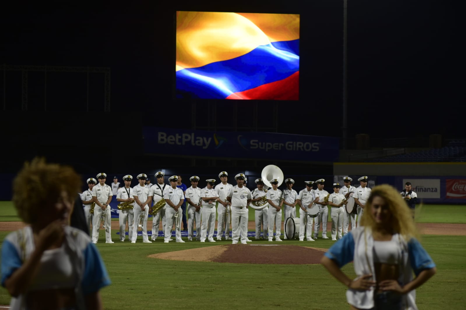 Banda de músicos de la Escuela Naval de Suboficiales en la inauguración de la temporada de béisbol 2022-2023