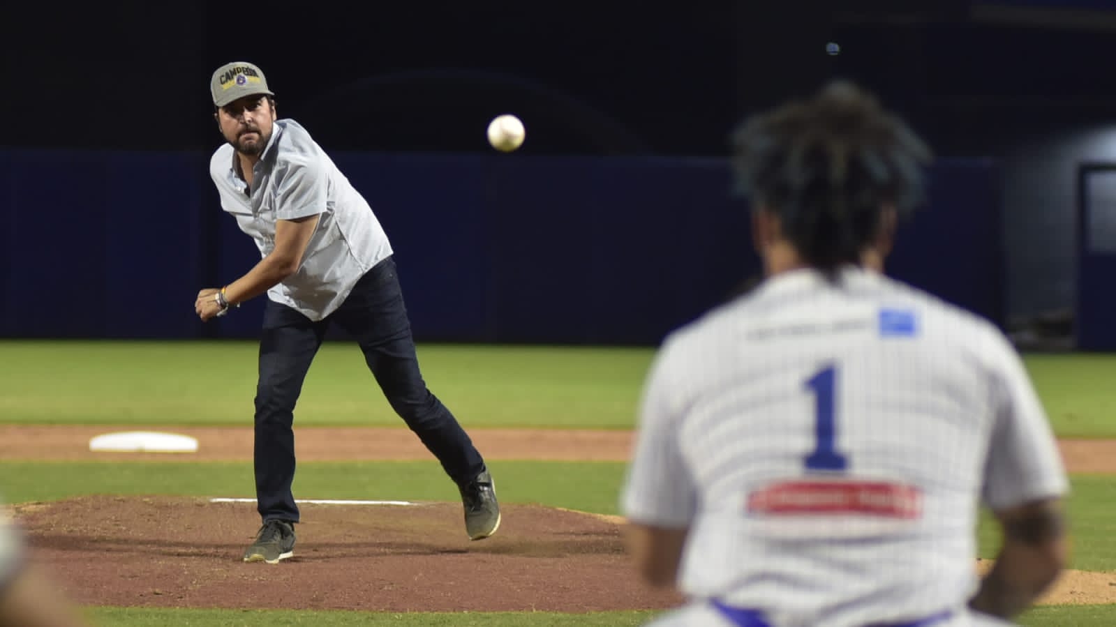 El Alcalde Jaime Pumarejo lanza la primera bola