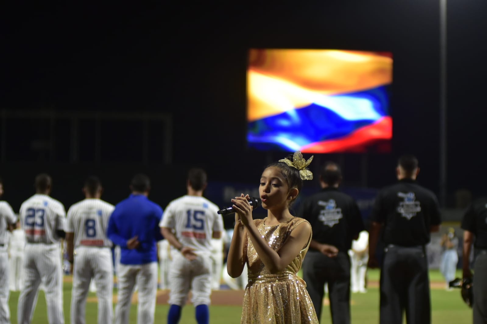 Mía en la inauguración de la temporada de béisbol 2022-2023