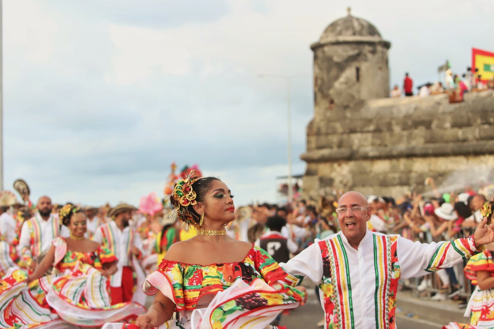 Danzantes con el fondo del Castillo San Felipe de Barajas.