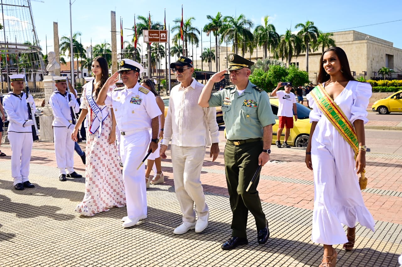 Las candidatas al Reinado Nacional de Belleza en la lectura del bando.