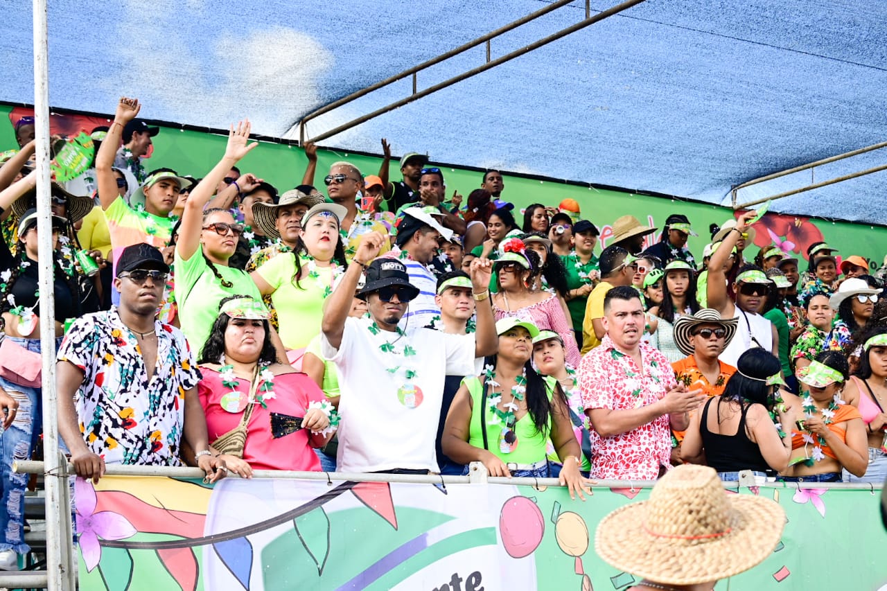 Los espectadores bailaron durante todo el desfile.