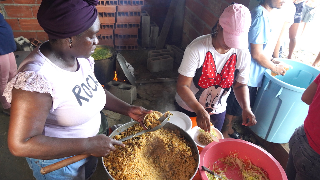 Las 'ollas comunitarias' en plena acción.